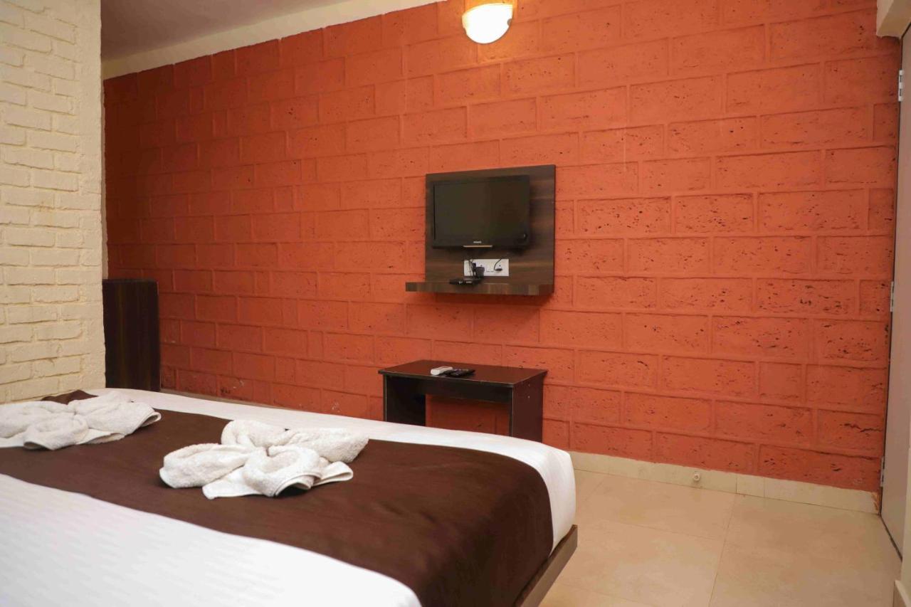 Hotel On The Rocks Mahābaleshwar Esterno foto